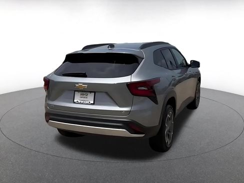 Used 2025 Chevrolet Trax LT FWD image 14