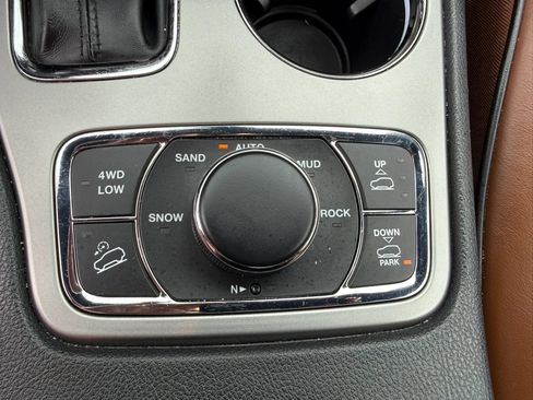 Used 2020 Jeep Grand Cherokee Overland AWD/4WD image 24