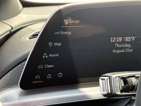 New 2025 Cadillac Lyriq Luxury image 19