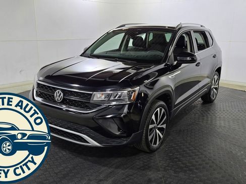 Used 2024 Volkswagen Taos SE image 3