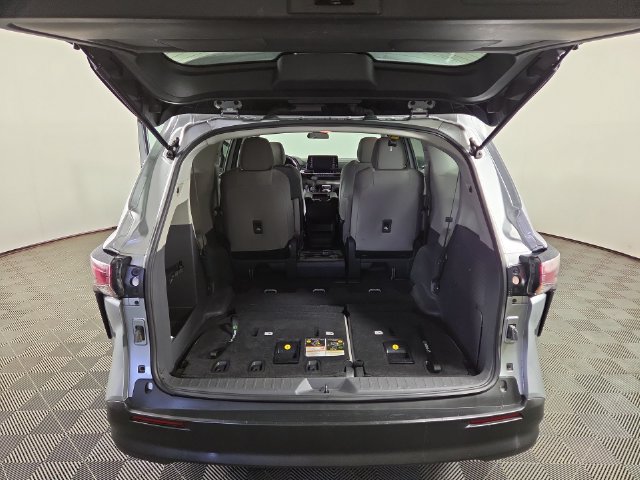 Used 2023 Toyota Sienna LE FWD image 33