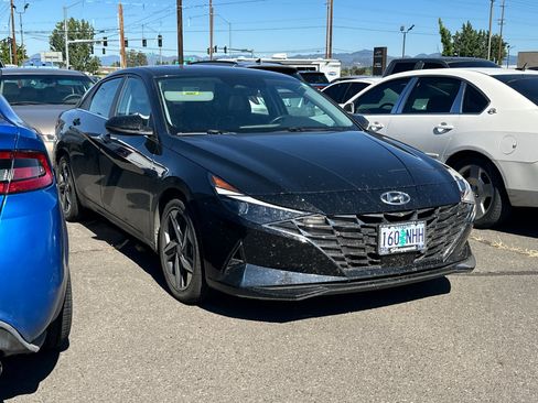 Used 2022 Hyundai Elantra Limited w/ Cargo Package FWD image 2