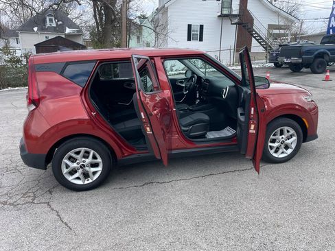 Used 2022 Kia Soul LX w/ Technology Package image 5