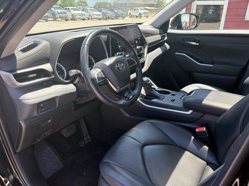 Used 2022 Toyota Highlander XLE image 11