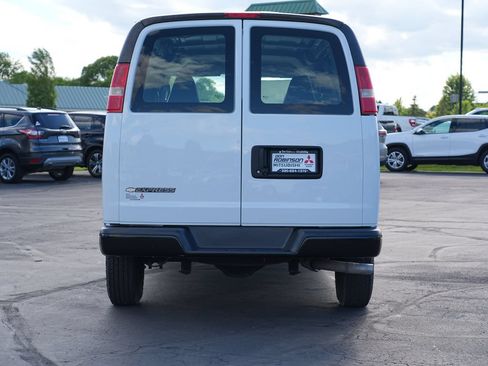 Used 2017 Chevrolet Express 2500 RWD image 4