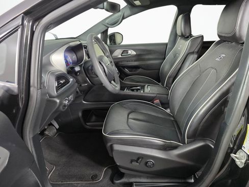 Used 2023 Chrysler Pacifica Limited w/ Uconnect Theater Family Group FWD image 19