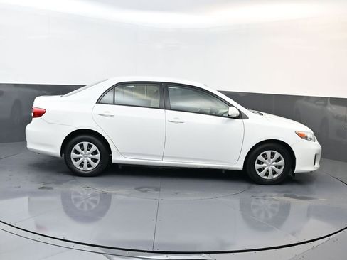 Used 2011 Toyota Corolla LE image 2