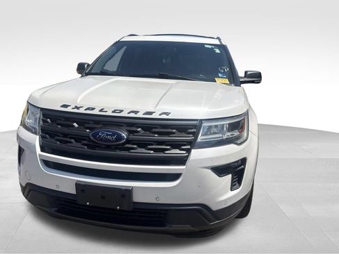 Used 2018 Ford Explorer XLT w/ Equipment Group 202A AWD/4WD image 3