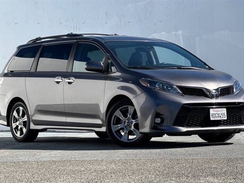 Used 2018 Toyota Sienna SE image 2