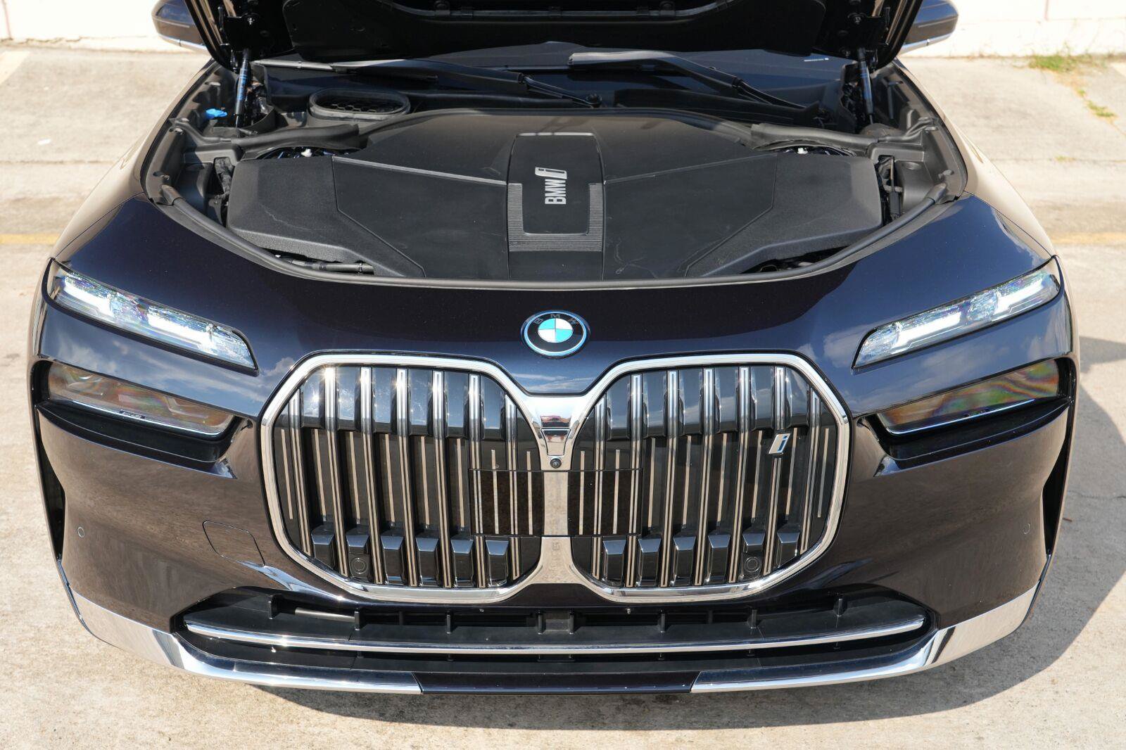 Used 2023 BMW i7 xDrive60 w/ Executive Package 2 AWD/4WD image 8