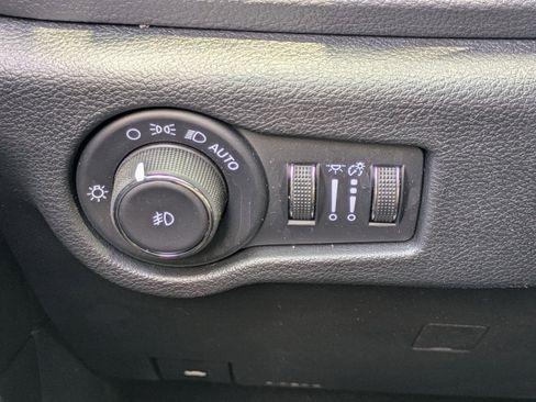 Used 2025 Chrysler Pacifica Select AWD/4WD image 20