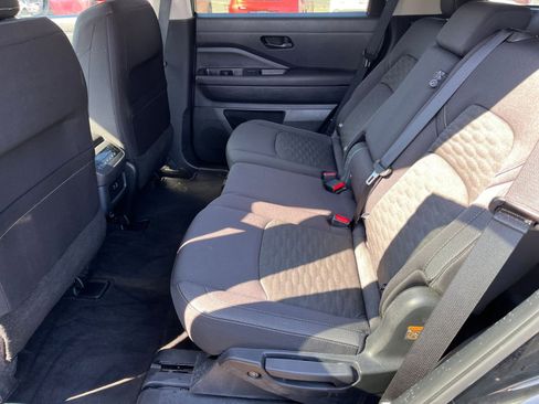 Used 2025 Nissan Pathfinder SV image 27