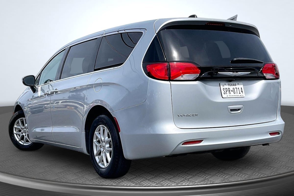 Used 2023 Chrysler Voyager LX FWD image 2