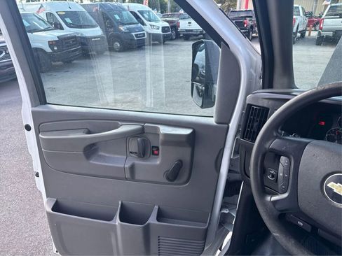 Used 2015 Chevrolet Express 3500 Extended RWD image 21