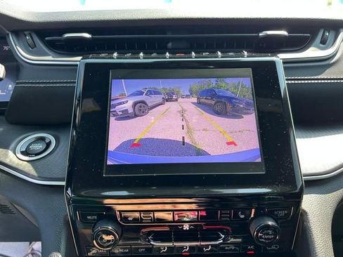 Used 2023 Jeep Grand Cherokee Altitude image 18