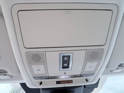 Used 2020 Land Rover Discovery Sport SE image 17