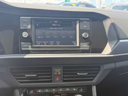 Certified 2023 Volkswagen Jetta SE w/ Panoramic Sunroof Package FWD image 24