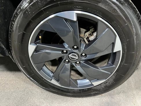 Used 2024 Nissan Rogue SV image 36