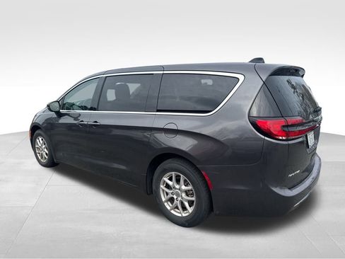 Used 2023 Chrysler Pacifica Touring-L image 3