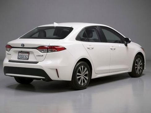 Used 2022 Toyota Corolla LE FWD image 2
