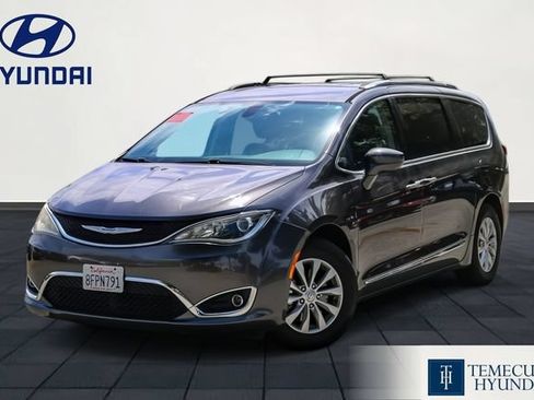 Used 2019 Chrysler Pacifica Touring-L FWD image 1