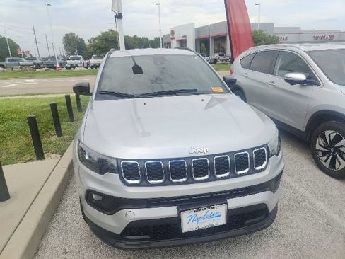 Used 2025 Jeep Compass Latitude AWD/4WD image 21