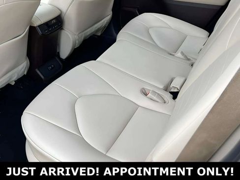 Used 2020 Toyota Highlander XLE image 12