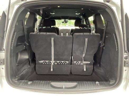 Used 2023 Chrysler Pacifica Touring FWD image 28