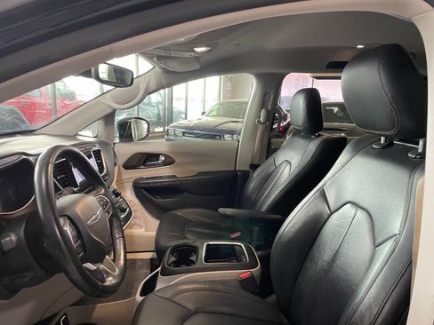 Used 2019 Chrysler Pacifica Touring-L Plus w/ Advanced Safetytec Group image 16