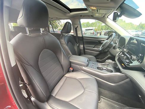 Used 2025 Toyota Highlander XLE FWD image 24