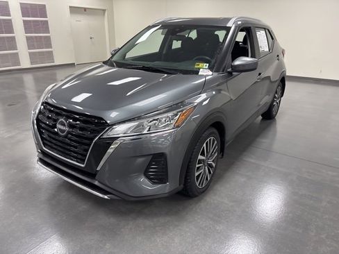 Used 2023 Nissan Kicks SV image 3