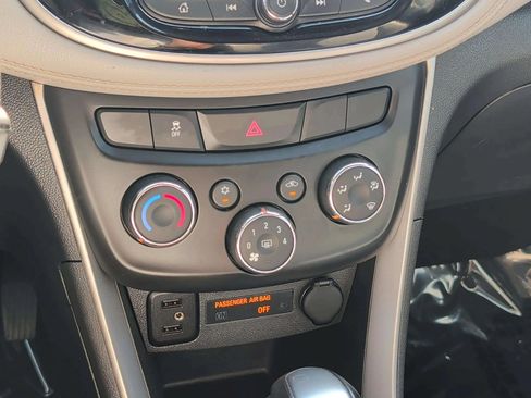Used 2021 Chevrolet Trax LT AWD/4WD image 16