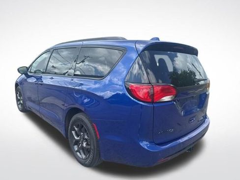 Used 2020 Chrysler Pacifica Touring-L FWD image 3