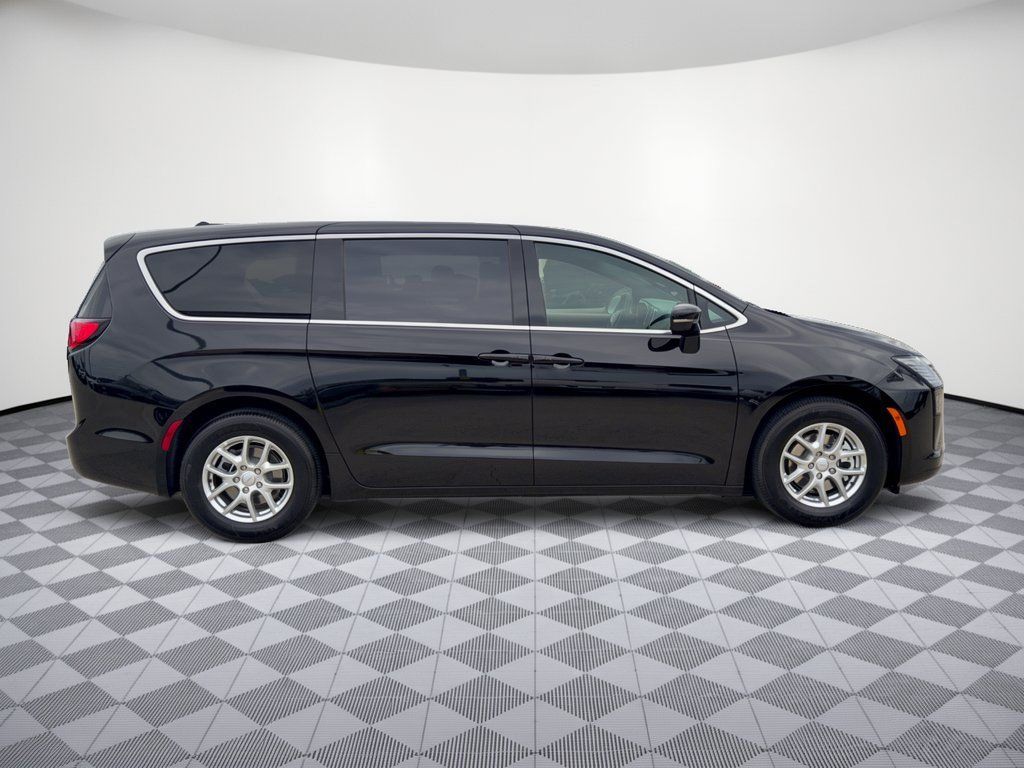 New 2027 Chrysler Pacifica Select FWD image 8