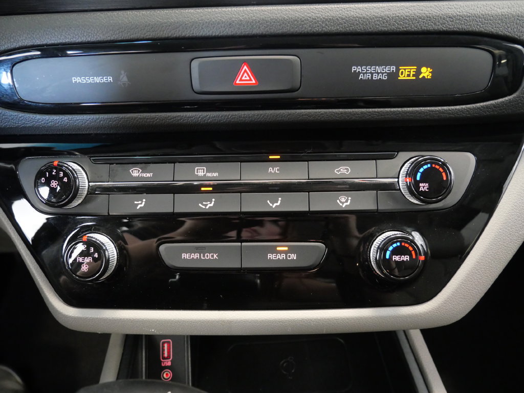 Used 2020 Kia Sedona EX FWD image 23