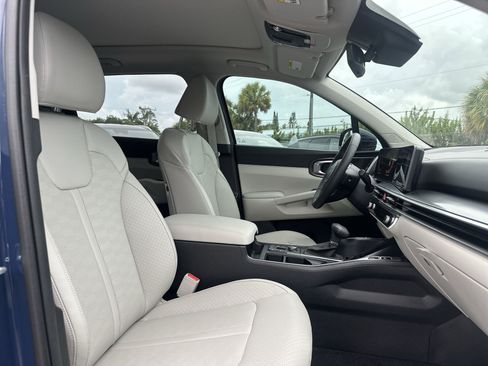 Certified 2025 Kia Sorento EX w/ Panoramic Sunroof Package AWD/4WD image 23