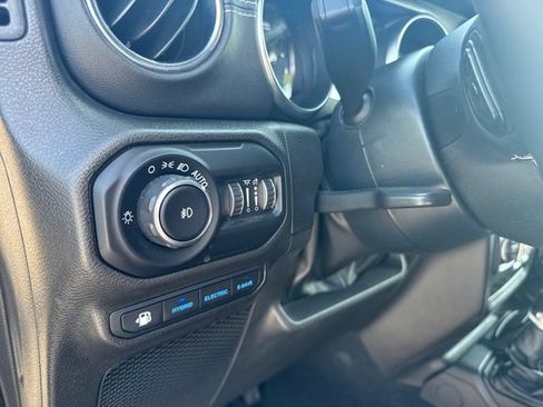 Used 2022 Jeep Wrangler Unlimited Sahara w/ Cold Weather Group AWD/4WD image 11