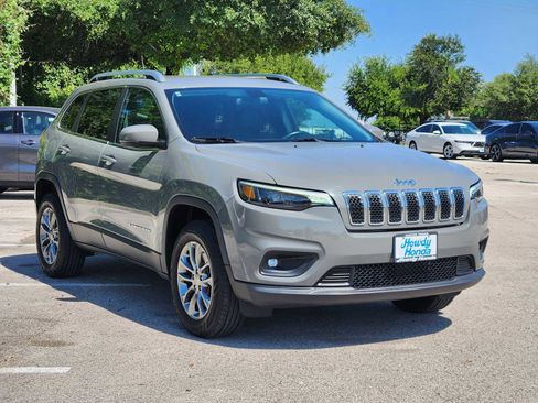 Used 2019 Jeep Cherokee Latitude Plus w/ Cold Weather Group AWD/4WD image 3