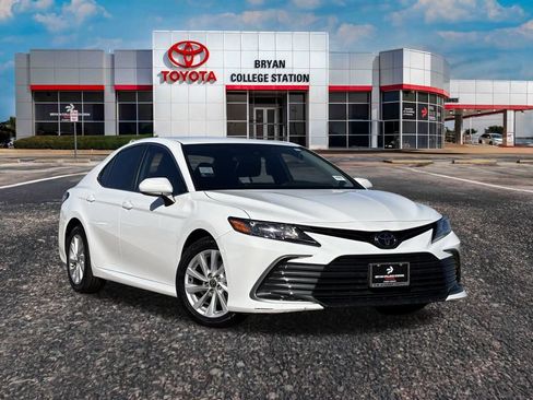 Used 2022 Toyota Camry LE image 1