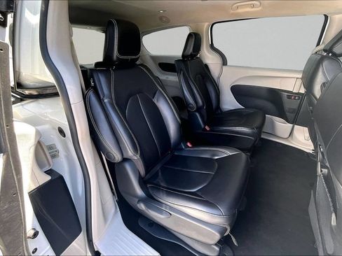 Used 2023 Chrysler Pacifica Touring-L FWD image 26