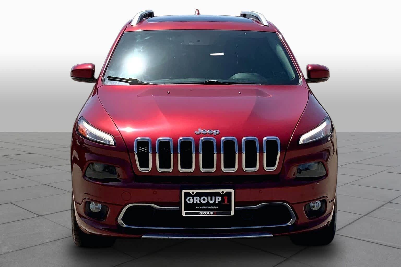 Used 2017 Jeep Cherokee Overland w/ Technology Group AWD/4WD image 4