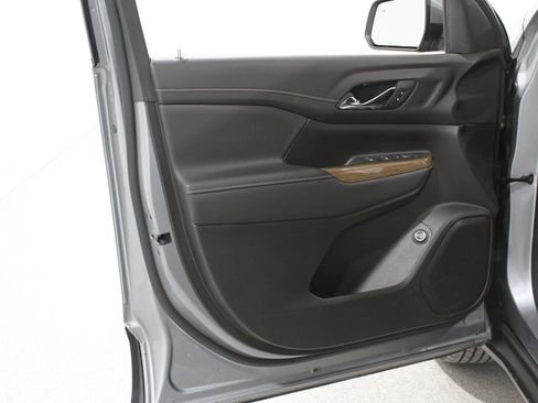 Used 2023 GMC Acadia SLE w/ Driver Convenience Package image 4