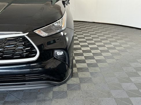 Used 2024 Toyota Highlander LE FWD image 9