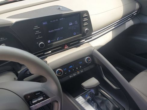 Used 2022 Hyundai Elantra SEL w/ Preferred Accessory Package FWD image 19