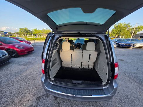 Used 2014 Chrysler Town & Country Touring FWD image 17