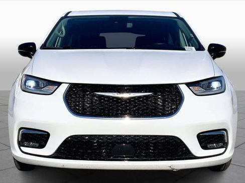 Certified 2024 Chrysler Pacifica Touring-L image 3