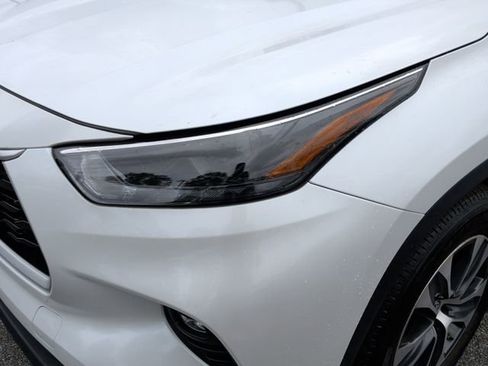 Used 2024 Toyota Highlander XLE FWD image 11