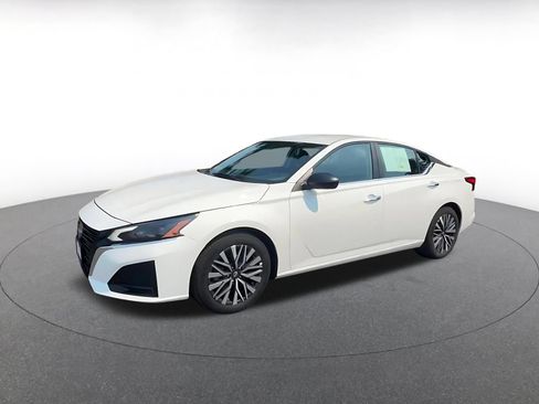 Used 2025 Nissan Altima 2.5 SV FWD image 7