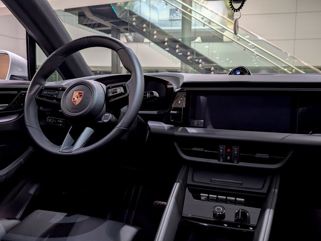 New 2026 Porsche Macan Electric RWD image 21