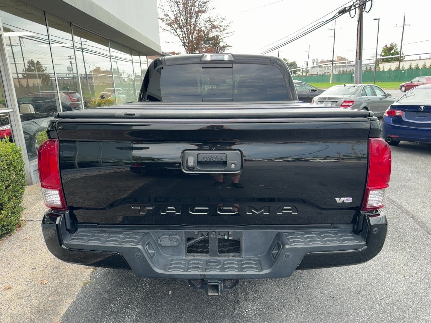 Used 2017 Toyota Tacoma TRD Off-Road w/ Premium & Technology Package AWD/4WD image 24